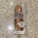 セブンイレブンのパンコーナーで最近発売されたばかりの【おっきくなったチョコチップスティック 1本入】を買ってみました。 コンビニやスーパーによく並んでいる、チョ