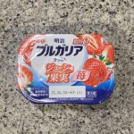 セブンイレブンのスイーツコーナーでみつけた【明治ブルガリアヨーグルト脂肪0 ジューシー果実 苺 180g】を買ってみました。 1つ買うとレシートの引き換え券でも