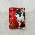 ローソンのお菓子コーナーで一目見て懐かしい！と手に取ったロッテの「甘酸っぱい小梅ミニパウチ」 背景の赤色に、小梅ちゃんの可愛い絵柄がパッと目を惹きました。そうい