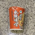 ファミリーマートのインスタント食品コーナーでみつけた【ファミマル 濃厚札幌味噌】をリピートで買ってみました。 何度リピートしたのかわからないほど買っていますが、