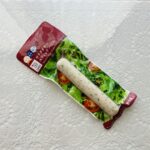 さっぱりとした鶏肉が食べたくて、ローソンのオリジナル商品「サラダチキンスティックバジル」を買ってみました。サラダチキンの出始めは鶏の胸肉の形状そのままが多かった