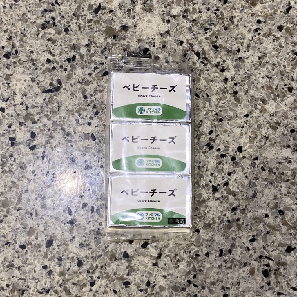 ファミリーマートでみつけた【ベビーチーズ】をリピートで買ってみました。 ちょっと口がさみしいときや、お料理が物足りないとき、ランチにプラスしたいときなど、いろん