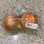 ファミリーマートの野菜コーナーでみつけた【兵庫県産　玉ねぎ　2個】を買ってみました。 家でカレーを作ろうと思って帰りにコンビニに寄ったところ、大きなサイズの玉ね