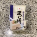 セブンイレブンのプライベートブランドの【７プレミアム 北海道産大豆濃い絹１５０ｇ×３】をリピートで買ってみました。 絹ごし豆腐はお腹がいっぱいにならないので買わ