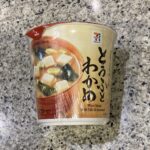セブンイレブンのインスタント食品コーナーでみつけた【７プレミアム　カップみそ汁　とうふとわかめ】を買ってみました。 最近、暑くて痛みやすいので家でお味噌汁を作れ