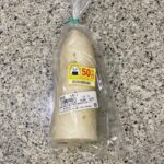 ファミリーマートの野菜コーナーでみつけた【大根　1/2】を買ってみました。 コンビニの野菜売り場のものは基本的には割高ですが、たまに掘り出し物のようなお安い商品