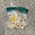 ファミリーマートのカット野菜コーナーでみつけた【長野県産 カットぶなしめじパック】をリピートで買ってみました。 カット野菜そのものが割高だとわかっていてもついつ