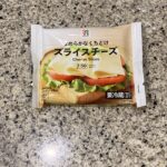 セブンイレブンの冷蔵コーナーでみつけた【７プレミアム　スライスチーズ７枚入】をリピートで買ってみました。 何度買ったかわからないくらいリピートしています。セブン