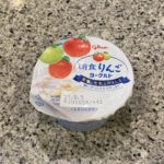 セブンイレブンのスイーツコーナーでみつけた【朝食りんごヨーグルト】をリピートで買ってみました。 『プライチ（1つ買うと1つもらえる）』の対象商品だったので、最近