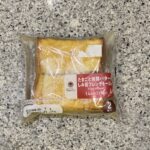ファミリーマートのパンコーナーでみつけた【たまごと発酵バターのしみ旨フレンチトースト2個入】を買ってみました。 市販のフレンチトーストは、卵液があまりしみしみに