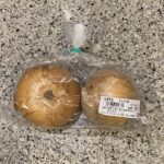 ファミリーマートの野菜コーナーでみつけた【佐賀県産　玉ねぎ　2個】を買ってみました。 よく行くファミリーマートの店舗ではお野菜コーナーの売れ行きがあまり良くない