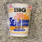 ファミリーマートのカップラーメンコーナーでみつけた【カップヌードル シーフードヌードル ビッグ】を買ってみました。 ファミリーマートの『1つ買ったら1つもらえる