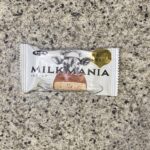 セブンイレブンのお菓子コーナーでみつけた【ミルクマニア】を買ってみました。 ブラックサンダーが並んでいるコーナーにあったので、最初はブラックサンダーかな？と思っ