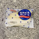 セブンイレブンのパンコーナーでみつけた【カルピス蒸しケーキ】をリピートで買ってみました。 先日こちらを買ってみて、カルピスの甘酸っぱい味わいが特徴的で、冷やして
