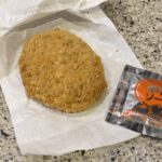 セブンイレブンのホットスナックコーナーでみつけた【北海道産じゃがいもの牛肉コロッケ】を買ってみました。 ホットスナックは時々買うのですが、コロッケはコンビニでも