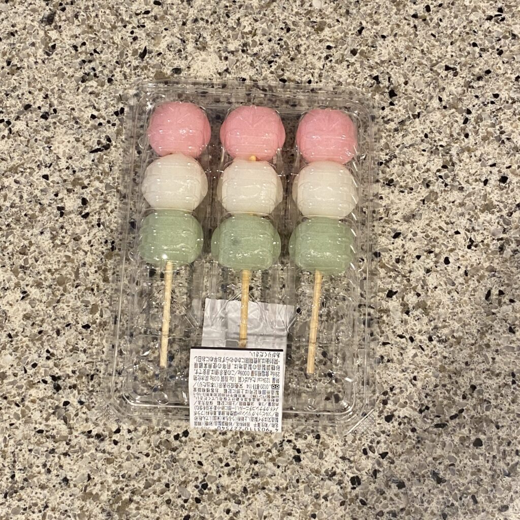 コンビニ ファミリーマート 三色だんご