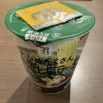 セブンイレブンで購入した「わかめたくさん 貝だし塩ラーメン」は、パッケージの印象を上回る満足感がありました！ 開封してお湯を注いだ後、フタを開けると、まず目に飛