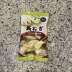 ファミリーマートのインスタント食品コーナーでみつけた【顆粒みそ汁　甘みを生かした長ねぎ】を買ってみました。 最近、暑さでお味噌汁が日持ちしないこともあって、コン