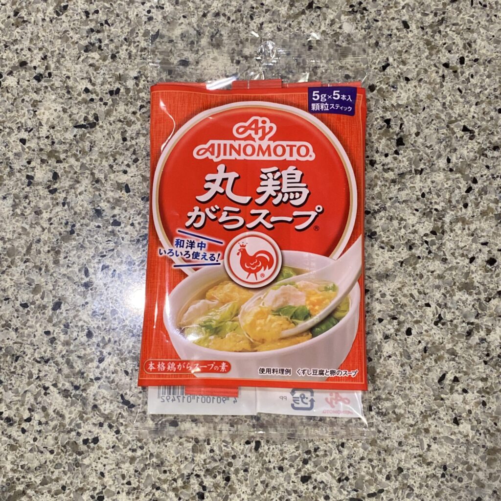 セブンイレブンの調味料コーナーでみつけた【味の素　丸鶏がらスープスティック　５Ｇ×５】を買ってみました。 いろんなお料理に便利な丸鶏がらスープですが、いつもはス