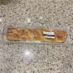 セブンイレブンのパンコーナーでみつけた【スイートシュガースティック】を買ってみました。 最近買ってみて、好みの味だったのですぐにまたリピートしてしまいました。 