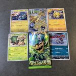 セブンイレブンで購入した「変幻の仮面」パックから現れたのは、心温まる一枚、AR仕様の「ドッコラー」。バトル用のカードというよりも、見ているだけで優しい気持ちにな