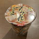セブンイレブンで見つけた「すみれ 濃厚味噌ワンタンスープ」を飲んでみました！ まず、お湯を注いだ瞬間に味噌の香ばしい香りがふわっと広がって、かなり食欲をそそられ