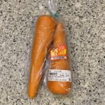 ファミリーマートの野菜コーナーでみつけた【青森県産 にんじん 2本】を買ってみました。 セブンイレブンのプライベートブランド商品のカレールーがお安く買えたので、