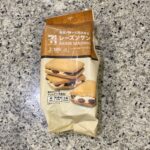 セブンイレブンのお菓子コーナーでみつけた【７カフェ　発酵バターと洋酒香るレーズンサンド】を買ってみました。 レーズンサンドがとにかく大好き！なのですが、六花亭の