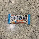 ファミリーマートのお菓子コーナーで、ブラックサンダーの変わり種である【クッキー＆クリームのサンダー】をリピートで買ってみました。 最近、今更ながらにブラックサン