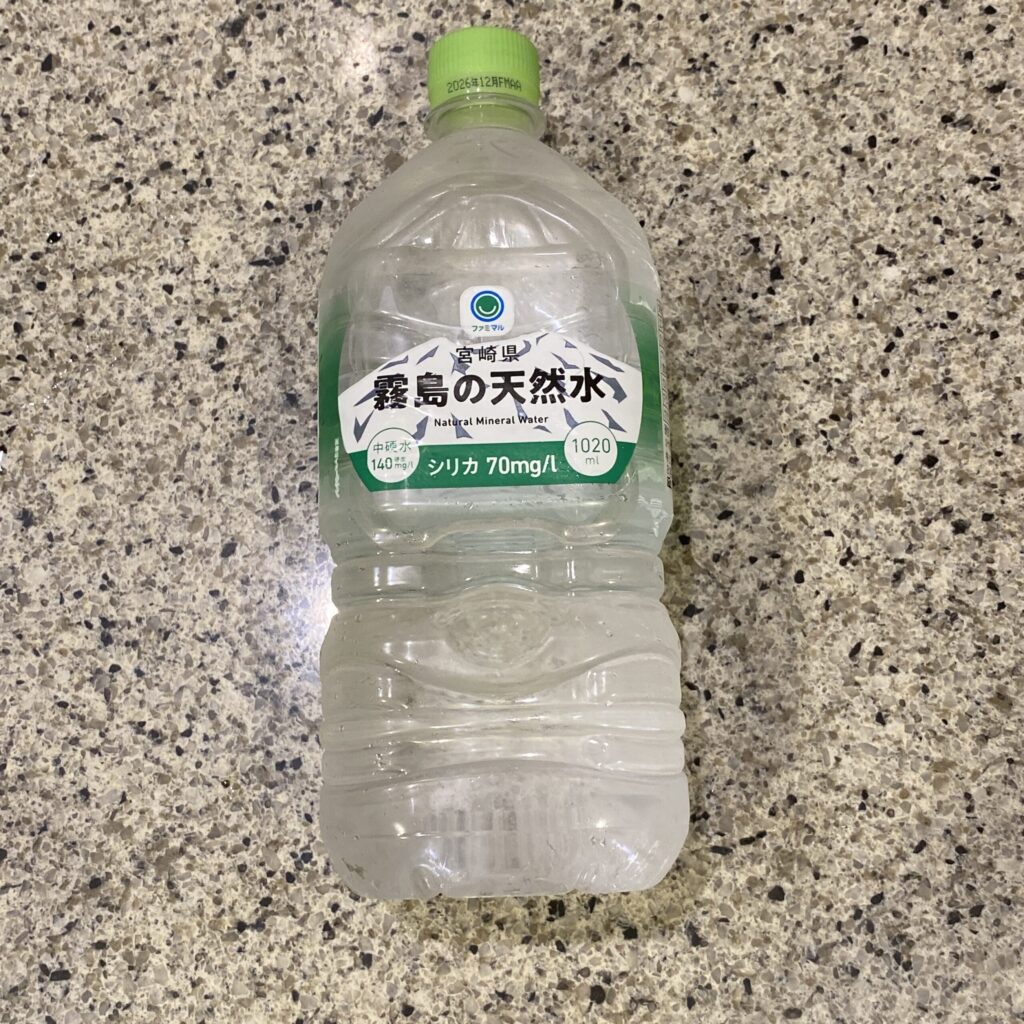 ファミリーマートのドリンクコーナーでみつけた【宮崎県 霧島の天然水 1020ml】を買ってみました。 いつもは家での飲み水は、ファミリーマートの『長野県安曇野の