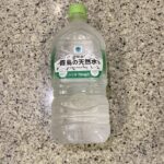 ファミリーマートのドリンクコーナーでみつけた【宮崎県 霧島の天然水 1020ml】を買ってみました。 いつもは家での飲み水は、ファミリーマートの『長野県安曇野の