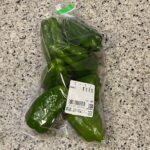 セブンイレブンの野菜コーナーでみつけた【ピーマン】を買ってみました。 コンビニの野菜コーナーは基本的にはスーパーよりどれも割高なのですが、たまに掘り出し物的な、