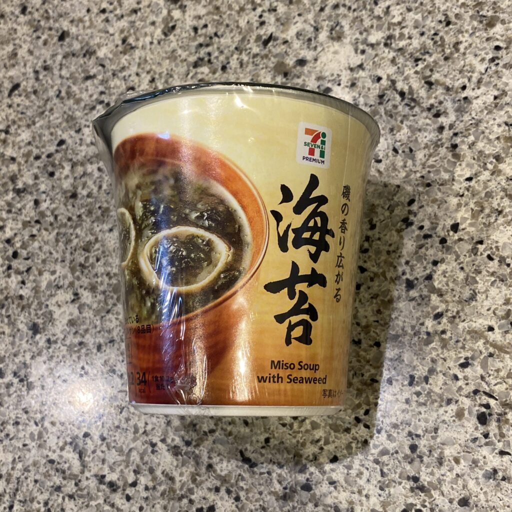 セブンイレブンのインスタント食品コーナーでみつけた【カップみそ汁 海苔 10.2g】を買ってみました。 最近暑さでお味噌汁を数日分まとめて作ることができないので