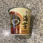 セブンイレブンのインスタント食品コーナーでみつけた【カップみそ汁 海苔 10.2g】を買ってみました。 最近暑さでお味噌汁を数日分まとめて作ることができないので