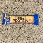 ファミリーマートで【１本満足バー プロテイン ベイクドチーズ】を買ってみました。 こういう栄養機能食品系のスナックバーにはあまり馴染みがなかったのですが、最近夏