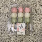 ファミリーマートのレジの前に並んでいた【やまざき三色だんご】を買ってみました。 やまざきのお団子シリーズは、リーズナブルでありながらも、お腹いっぱいになるおやつ