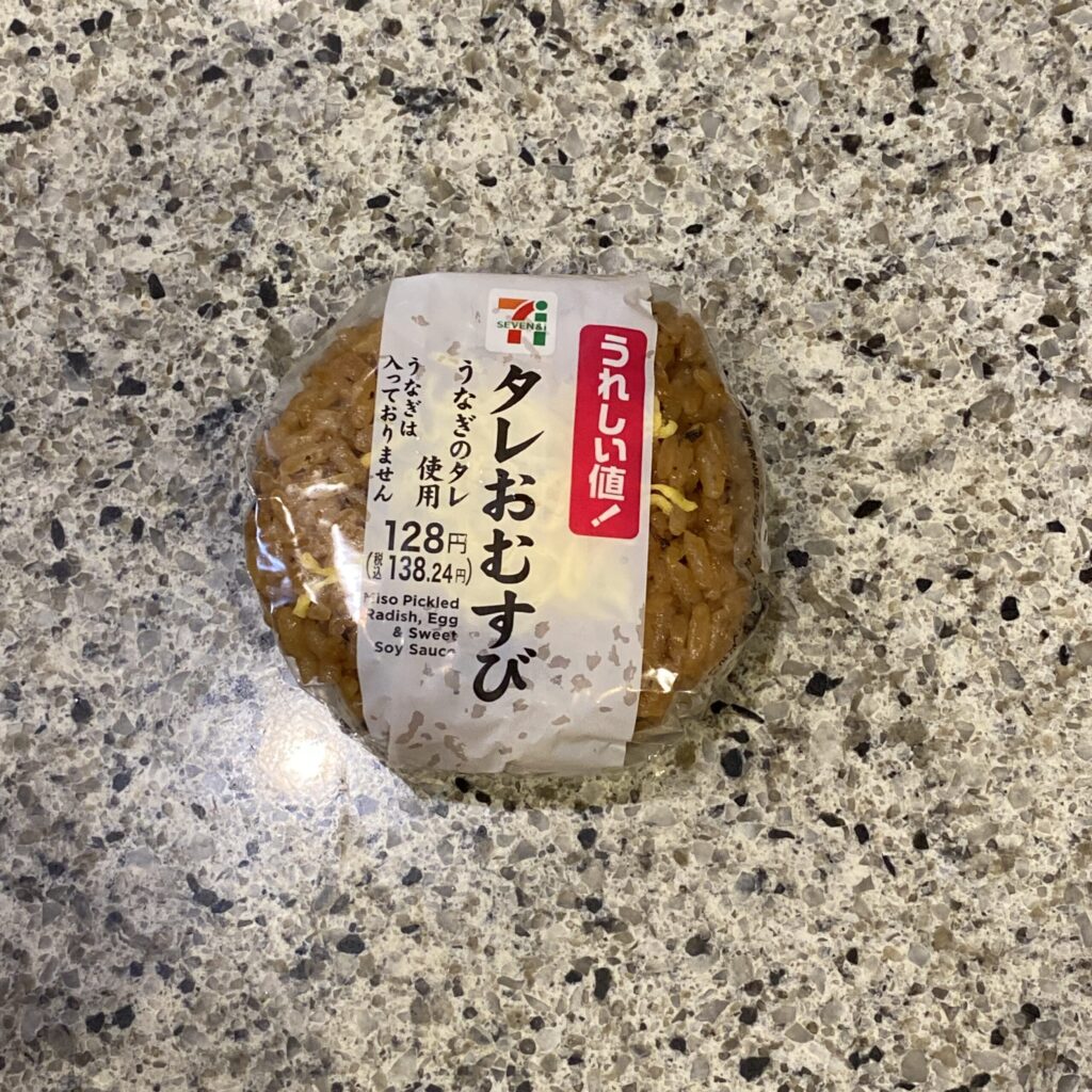 セブンイレブンのおにぎりコーナーでみつけた【うなぎのタレ使用　タレおむすび】を買ってみました。 先日見かけて気になっていたのですが、2025年07月15日（火）