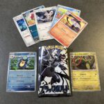 セブンイレブンで購入した「ブラックボルト」を開封。今回のマスボミラーはガマガルでした。特殊仕様の光沢で、見た目のインパクトは十分。 背景の睡蓮の池とユルい表情が