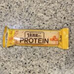 ファミリーマートで【１本満足バー プロテイン ベイクドキャラメル】を買ってみました。 こういう栄養機能食品系のスナックバーにはあまり馴染みがなかったのですが、最