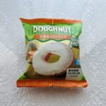 ローソンで季節を感じるスイーツが食べたくて、冷凍食品コーナーで見つけた「プレミアム北海道メロンリング」を買ってみました。冷凍ドーナツは初めて食べるので興味津々。