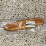 セブンイレブンのパンコーナーの定番商品、【練乳ミルククリームの香ばしフランス】をリピートで買ってみました。 細長く食べやすい形状のフランスパン風のパンに、濃厚な