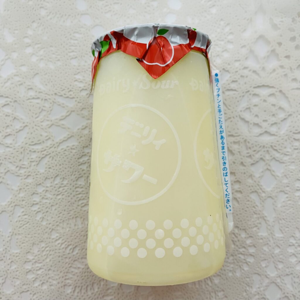 デイリーヤマザキで懐かしいと思わず購入してしまった、デーリィサワー りんご１８０ｍｌ。普段行かないお店に行くと予想外の商品が置いてあって面白いですよね。 お値段