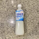 ファミリーマートのドリンクコーナーでみつけた【カルピスウォーター】を買ってみました。 普段はあまりジュースを買って飲むことはしないのですが、唯一好きで買ってしま