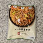 ファミリーマートの冷蔵コーナーでみつけた【【関東】ソース焼きそば3食入り】を買ってみました。 公式サイトをみたところ、こちらは関東限定の商品のようです。 （静岡