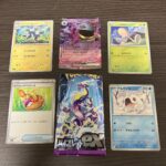 今回はセブンイレブンで「バイオレットex」のパックを1つ購入してみたところ、RR（ダブルレア）のジュペッタexが当たりました！ ジュペッタのビジュアルは、紫と黒