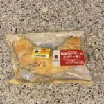 ファミリーマートのパンコーナーでみつけた【焦がしバターのクロワッサン】を買ってみました。 コンビニのクロワッサンは、クロワッサンの形のクロワッサンではないパンだ