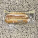 セブンイレブンの冷蔵のサンドイッチコーナーにある【粗挽き食感ジューシーホットドッグ】を買ってみました。 何年か前には食べたことがある気がするのですが、久しぶりの
