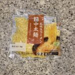 セブンイレブンの冷蔵コーナーでみつけた【７プレミアム　札幌生ラーメン　中太麺】を買ってみました。 セブンイレブンにはプライベートブランドの商品がたくさん並んでい
