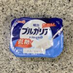 セブンイレブンのスイーツコーナーでみつけた【明治ブルガリアヨーグルトLB81低糖 180g】を買ってみました。 たまに食べたくなるヨーグルトですが、いつもは、フ