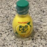 セブンイレブンの調味料コーナーでみつけた【ポッカレモン100】を買っていました。 酸っぱいものが大好きなので、レモン果汁は必需品なのですが、いつもはお気に入りの